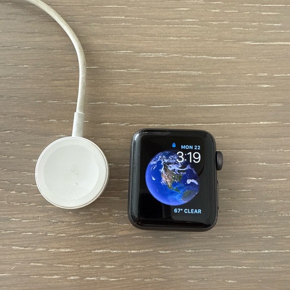 Apple Watch Series 2 38mm Aluminum Case with Charger - Picture 1 of 1